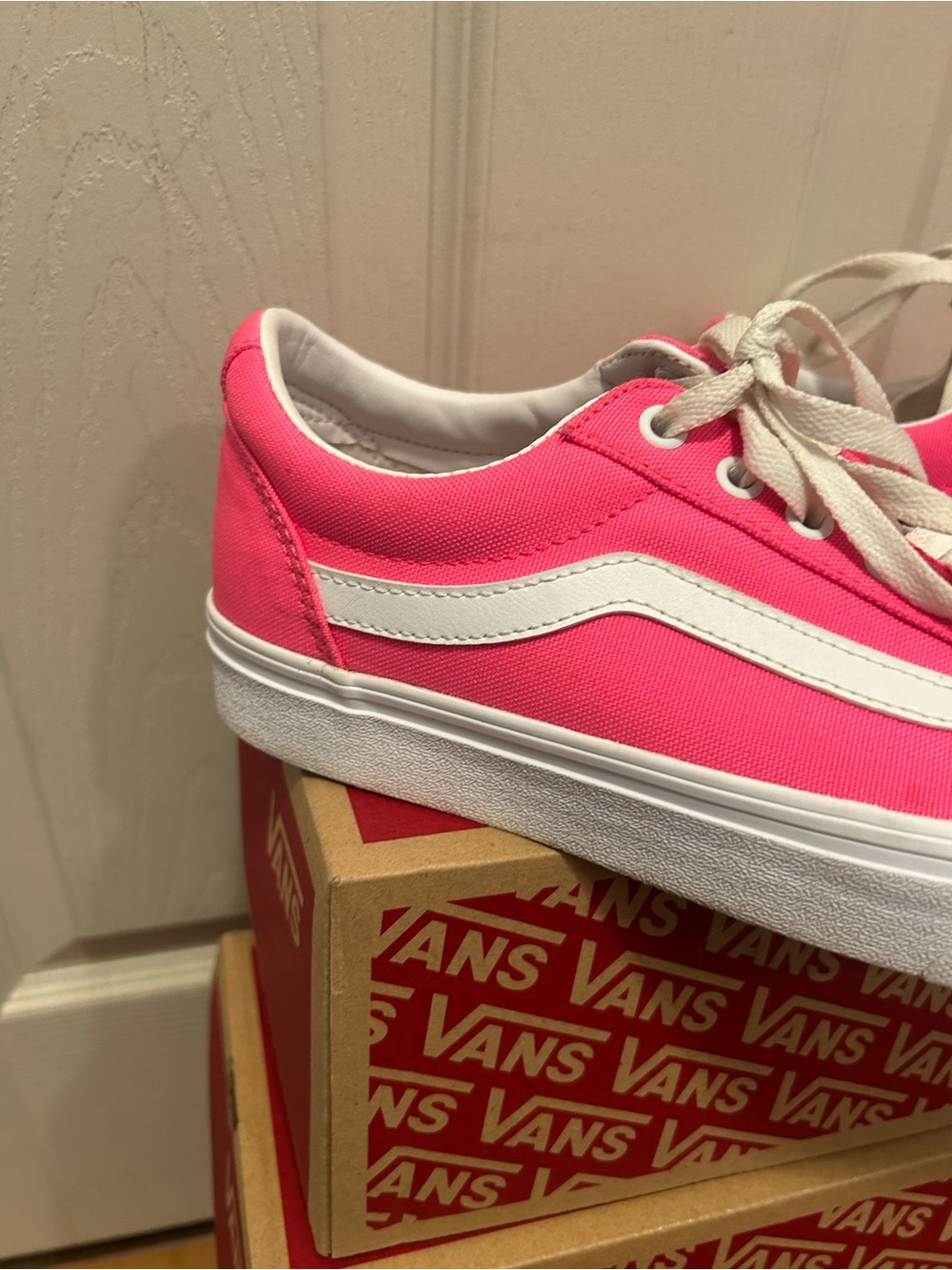 Vans Old Skool Women’s Size 9.5 Lace Up Sneaker Neon Hot Pink/White With Box - Picture 2 of 16